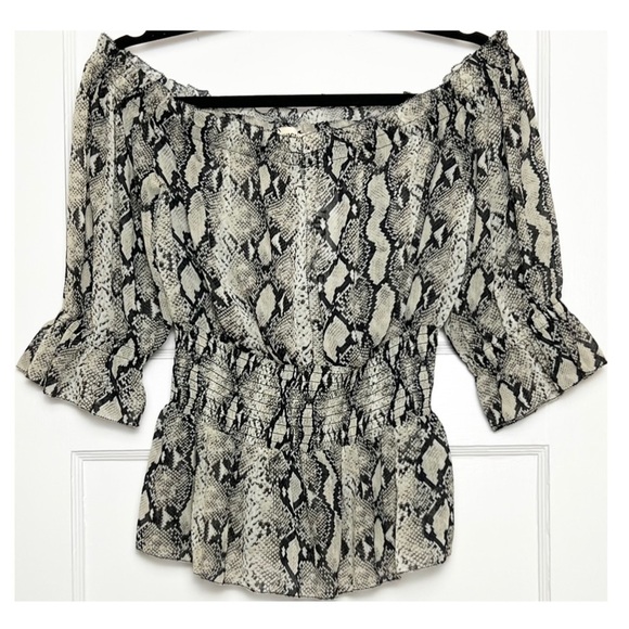 NWT L’AGENCE 70s Off Shoulder Snake Print Smock Waist Ruffle Trim Chiffon Top XS - Picture 4 of 9